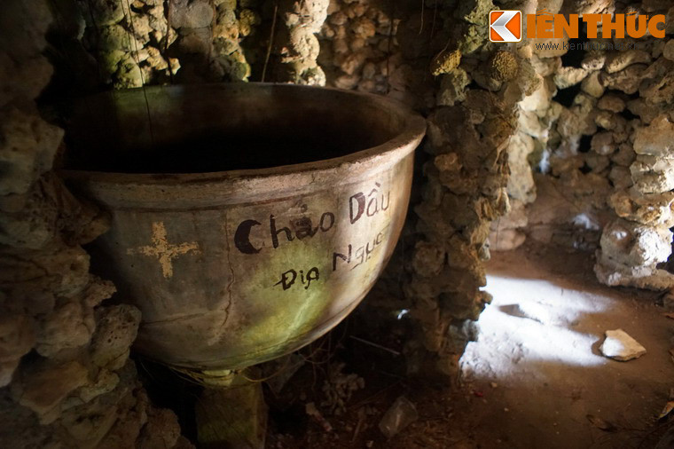 Dọc theo tuyến đường hầm có nhiều mô hình miêu tả cảnh quan ở dưới địa ngục. .