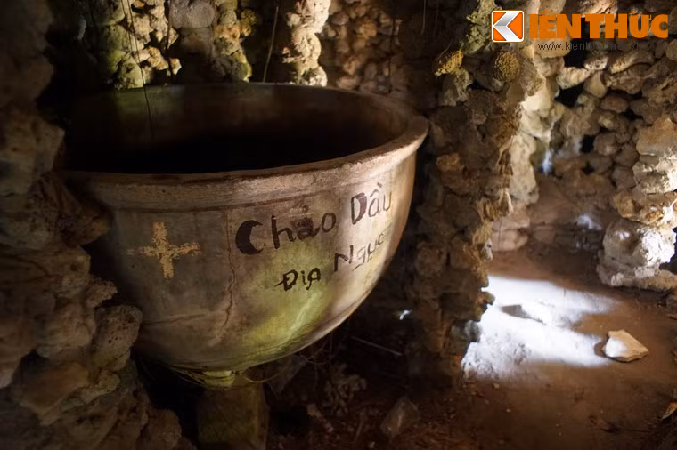 Dọc theo tuyến đường hầm có nhiều mô hình miêu tả cảnh quan ở dưới địa ngục. .