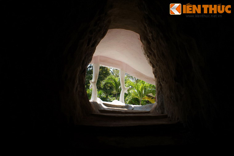 Sau những phút giây đằng đẵng mò mẫm trong bóng tối, ánh sáng sẽ hiện ra cuối đường hầm, đem lại cảm giác thanh thản của một sự giải thoát.