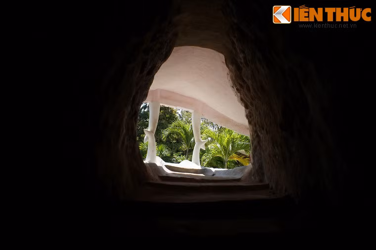 Sau những phút giây đằng đẵng mò mẫm trong bóng tối, ánh sáng sẽ hiện ra cuối đường hầm, đem lại cảm giác thanh thản của một sự giải thoát.