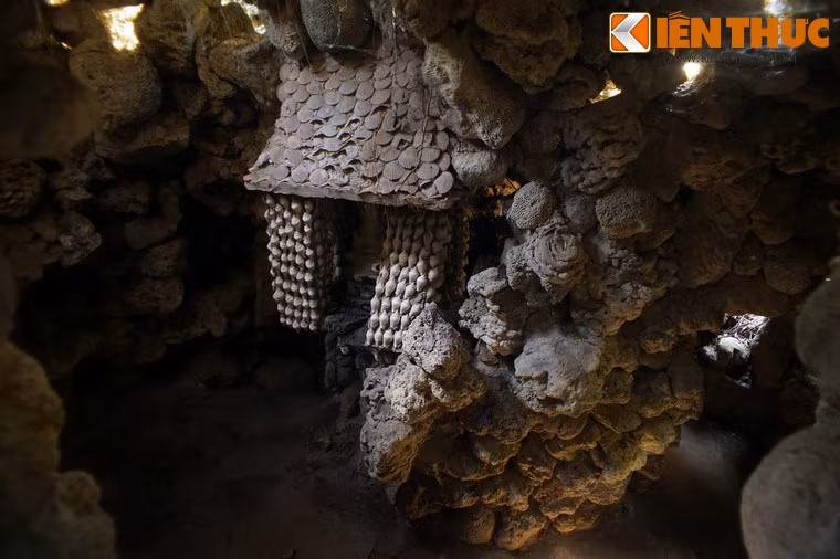 Nhiều phần của hầm có lối đi rất hẹp, du khách phải khom lưng hoặc lách người mới qua được.