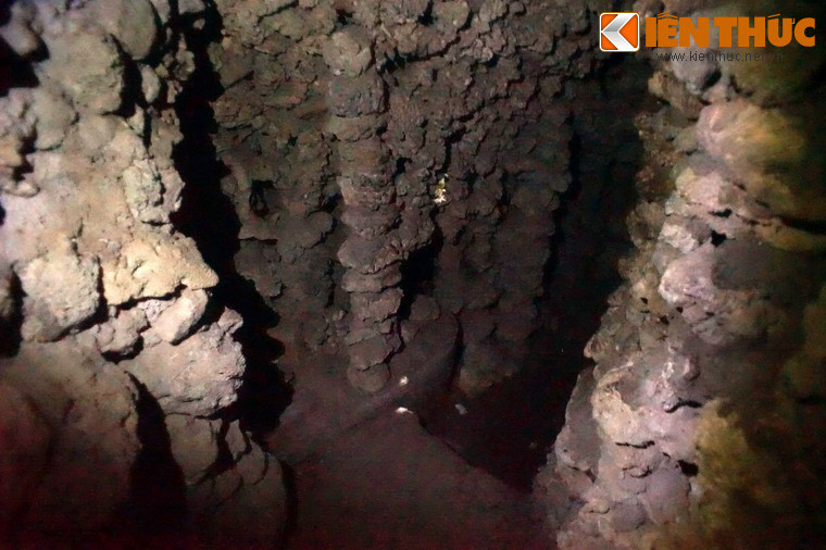 Dù là giữa ngày nắng, các lối đi trong hầm vẫn rất tối, nhiều chỗ không thể đi nếu không soi đèn.