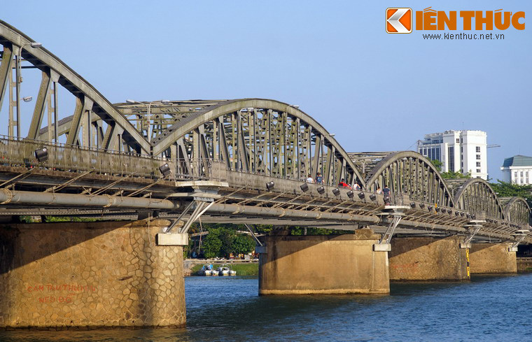 Tổng chiều dài cây cầu lúc bấy giờ là 401,1m, rộng 6,2m, gồm 6 nhịp dầm thép hình vành lược (bán nguyệt). Đây là một trong những cây cầu đầu tiên được xây dựng ở Đông Dương theo thiết kế, kỹ thuật xây dựng của phương Tây.