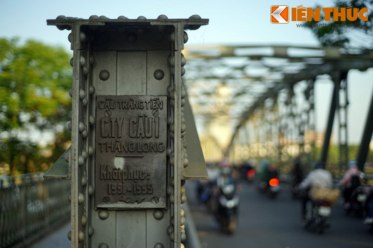 Sau khi đất nước thống nhất, cầu được đổi tên từ cầu Nguyễn Hoàng thành cầu Tràng Tiền. Năm 1991, cầu được Công ty Cầu 1 Thăng Long tiến hành khôi phục. Đến năm 1995 cuộc trùng tu hoàn thành.