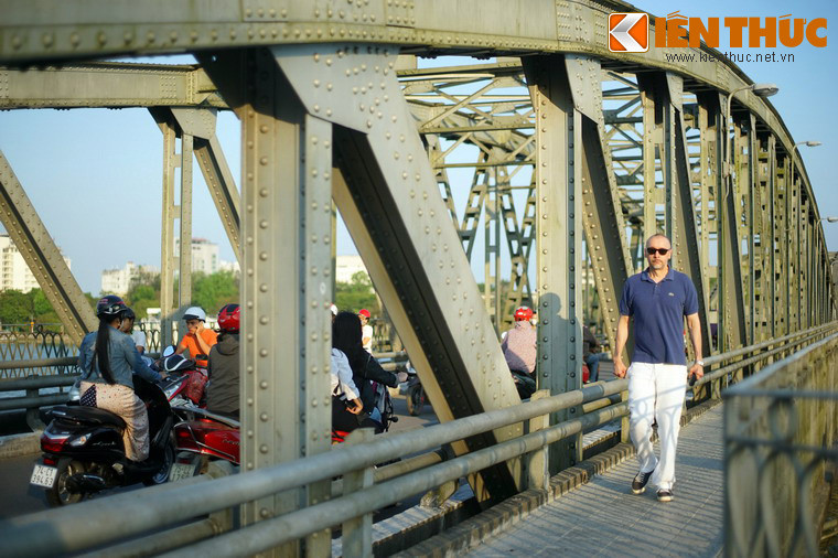 Năm 1937, dưới triều vua Bảo Đại, cầu được mở rộng hành lang hai bên dành cho xe đạp và người đi bộ và có các ban công phình rộng ra tại vị trí giữa hai nhịp cầu để nghỉ chân, tránh đường. Năm 1945 chính phủ Trần Trọng Kim đổi tên là cầu Nguyễn Hoàng.