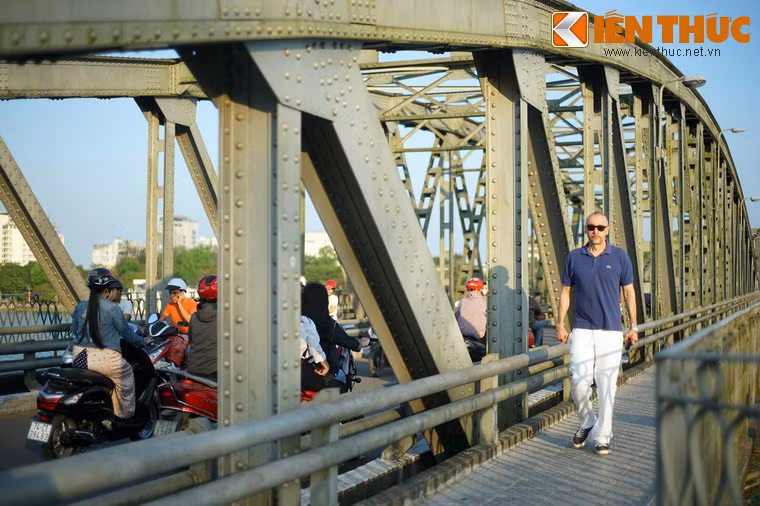 Năm 1937, dưới triều vua Bảo Đại, cầu được mở rộng hành lang hai bên dành cho xe đạp và người đi bộ và có các ban công phình rộng ra tại vị trí giữa hai nhịp cầu để nghỉ chân, tránh đường. Năm 1945 chính phủ Trần Trọng Kim đổi tên là cầu Nguyễn Hoàng.