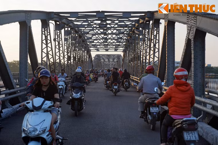 Sau cuộc trùng tu này, kiến trúc cầu có nhiều thay đổi so với nguyên bản, đó là việc dỡ bỏ các ban công ở hành lang hai bên có từ thời Bảo Đại, lòng cầu bị hẹp lại do phải nẹp thêm hai ống lan can, màu sơn ghi xám thay cho màu từ xưa của cầu là màu nhũ bạc...