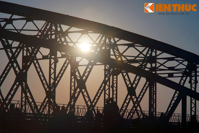 Năm 1946, trong kháng chiến chống Pháp, cầu bị giật mìn sập hai nhịp phía tả ngạn. Hai năm sau cầu được tu sửa tạm để qua lại. Năm 1953, cầu được sửa chữa hoàn chỉnh như cũ.