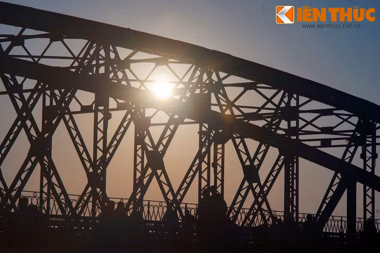 Năm 1946, trong kháng chiến chống Pháp, cầu bị giật mìn sập hai nhịp phía tả ngạn. Hai năm sau cầu được tu sửa tạm để qua lại. Năm 1953, cầu được sửa chữa hoàn chỉnh như cũ.