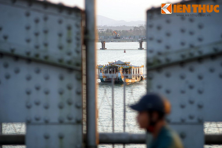 Trong hơn 100 năm soi bóng xuống sông Hương thơ mộng, cầu Trường Tiền đã trở thành cảm hứng vô tận cho những tâm hồn yêu thi ca.