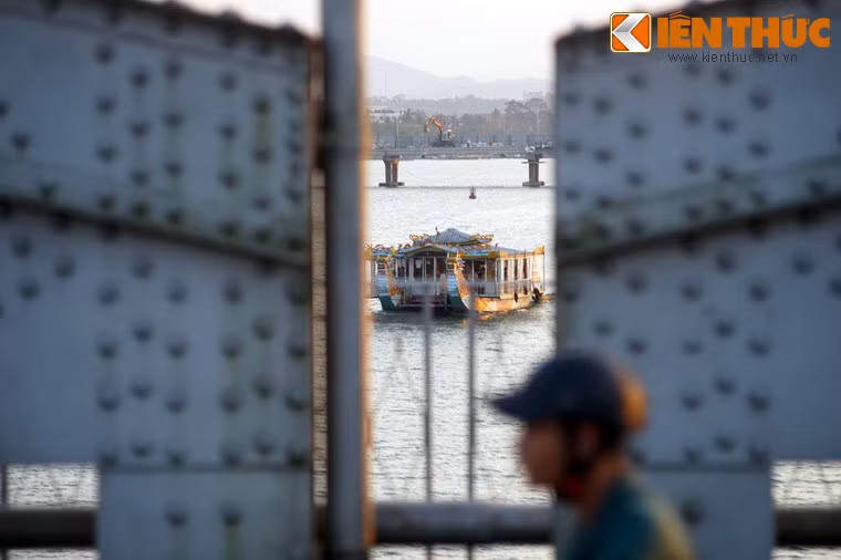 Trong hơn 100 năm soi bóng xuống sông Hương thơ mộng, cầu Trường Tiền đã trở thành cảm hứng vô tận cho những tâm hồn yêu thi ca.