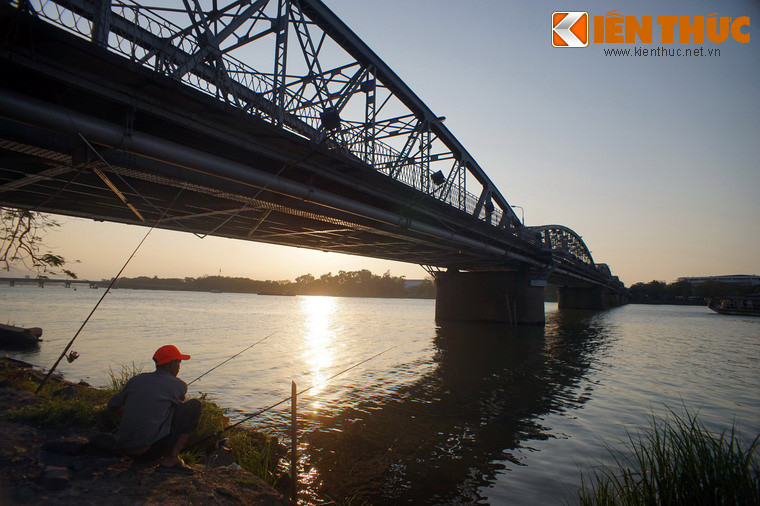 Năm 1897, cây cầu được Khâm sứ Trung Kỳ Lavécque cho xây dựng lại bằng sắt thép theo thiết kế của kiến trúc sư nổi tiếng người Pháp Gustave Eiffel. Năm 1899 cầu được hoàn thành và mang tên Thành Thái - vị vua triều Nguyễn đương thời.