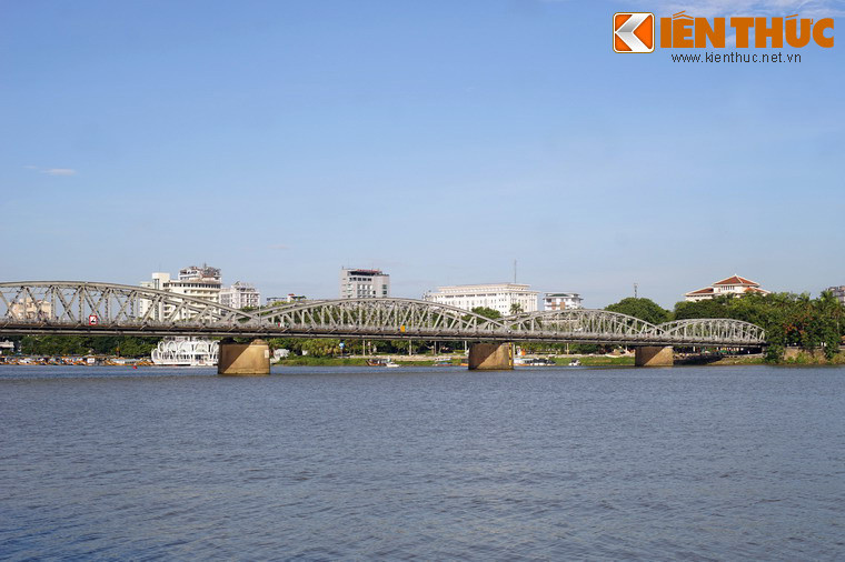 Tiền thân của cầu Trường Tiền là môt cây cầu làm bằng song mây bó chặt, dựng lần đầu vào thời vua Lê Thánh Tông (1460 – 1497), được dân gian gọi là cầu Mây. Sau này cầu được làm lại bằng gỗ, mặt cầu lát ván gỗ lim. Vì cầu có hình cái mống úp còn có tên là cầu Mống.