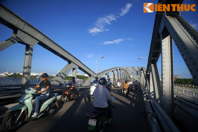 Đến tháng 8/2017, trên cơ sở tham vấn của các nhà văn hóa Huế, cầu Trường Tiền được sửa chữa và phục hồi lại các hạng mục của cây cầu xưa.