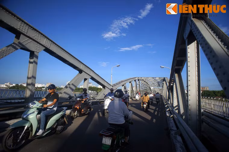 Đến tháng 8/2017, trên cơ sở tham vấn của các nhà văn hóa Huế, cầu Trường Tiền được sửa chữa và phục hồi lại các hạng mục của cây cầu xưa.