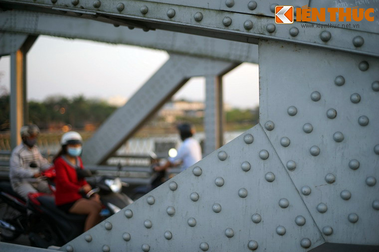 Đến năm 2004 cầu lại một lần nữa đổi tên, từ Tràng Tiền thành Trường Tiền. Đây là tên gọi chính thức của cầu cho đến nay.