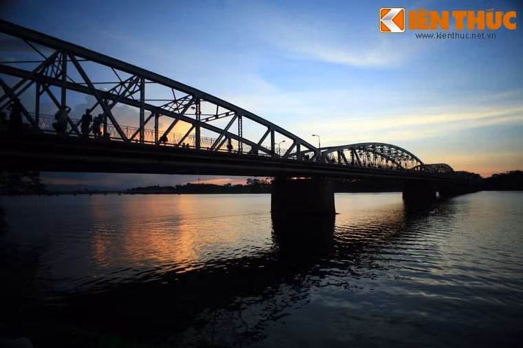 Mặc dù trải qua nhiều tên gọi, nhưng từ rất lâu, cầu đã được người Huế gọi là cầu Trường Tiền. Tên gọi này bắt nguồn từ việc gần cầu có một công trường đúc tiền, gọi là Trường Tiền của nhà Nguyễn.