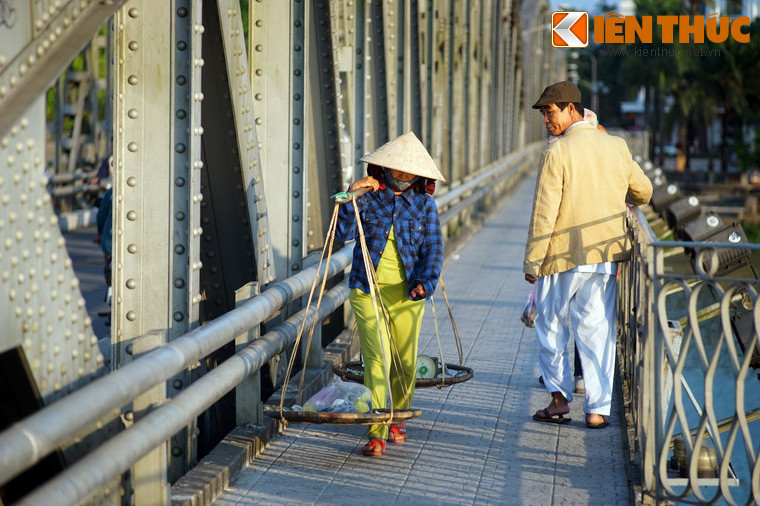 Cầu đã in dấu trong trái tim người dân Cố đô Huế qua câu ca: Cầu Trường Tiền sáu vài mười hai nhịp/ Em theo không kịp, tội lắm anh ơi/ Bấy lâu mang tiếng chịu lời/ Anh có xa em đi nữa, cũng tại ông Trời nên xa.