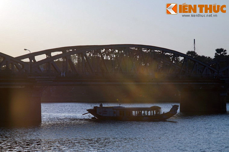 Năm 1907, khi Vua Thành Thái bị thực dân Pháp đày sang đảo Réunion, chính quyền thực dân Pháp cho đổi tên cầu thành Clémenceau - tên của thủ tướng Pháp thời Thế chiến I.