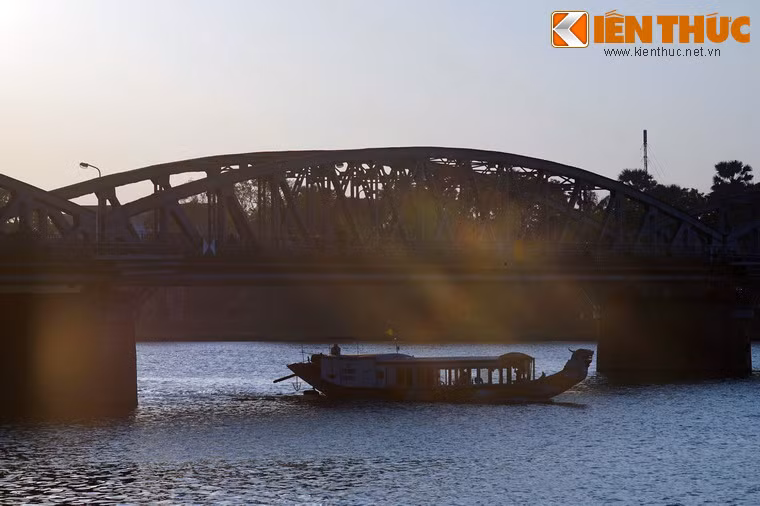 Năm 1907, khi Vua Thành Thái bị thực dân Pháp đày sang đảo Réunion, chính quyền thực dân Pháp cho đổi tên cầu thành Clémenceau - tên của thủ tướng Pháp thời Thế chiến I.