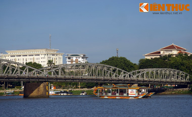 Trải qua nhiều thăng trầm lịch sử, cho đến ngày nay ở Huế đã có thêm nhiều cây cầu bắc qua sông Hương, nhưng vị trí mang tính biểu tượng của cầu Trường Tiền sẽ vĩnh viễn không bị thay đổi...