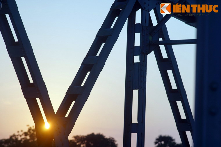 Trong chiến sự Mậu Thân 1968, trụ 3 và nhịp 4 của cầu bị phá hủy. Sau đó, một chiếc cầu phao được dựng tạm lên bên cạnh để nối đôi bờ, rồi cầu được tu sửa tạm thời.