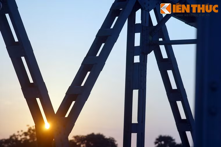 Trong chiến sự Mậu Thân 1968, trụ 3 và nhịp 4 của cầu bị phá hủy. Sau đó, một chiếc cầu phao được dựng tạm lên bên cạnh để nối đôi bờ, rồi cầu được tu sửa tạm thời.