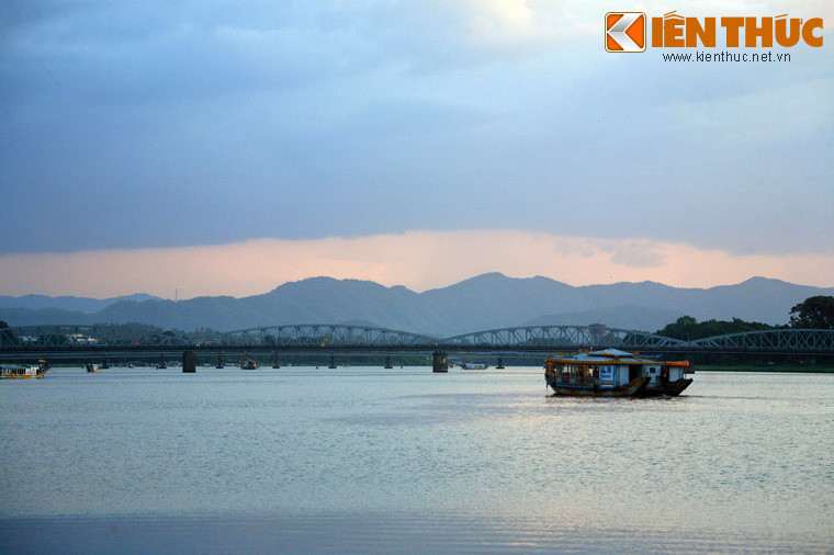 Bắc qua sông Hương, nối liền hai phường Phú Hòa và phường Phú Hội của thành phố Huế, cầu trường Tiền là một chứng nhân lịch sử đặc biệt của mảnh đất Cố đô.