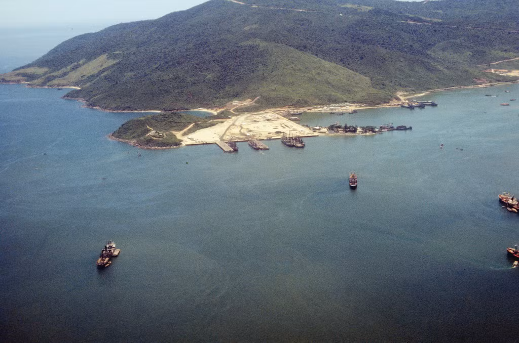 Khu vực cảng Tiên Sa, phía Tây bán đảo Sơn Trà năm 1966-1967 nhìn từ máy bay. Cảng Tiên Sa lúc này là căn cứ hải quân của Mỹ. Ảnh: Ron Holder.