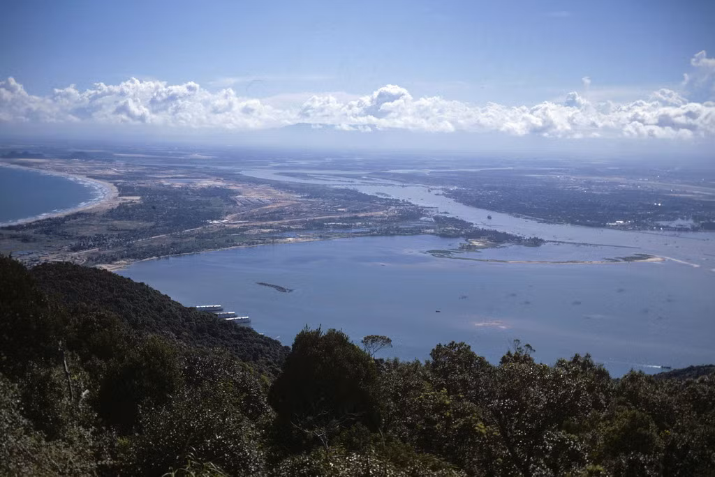 Toàn cảnh thị xã Đà Nẵng nhìn từ Sơn Trà với sông Hàn ở giữa, bãi biển Mỹ Khê bên trái. Ảnh: Ron Holder.