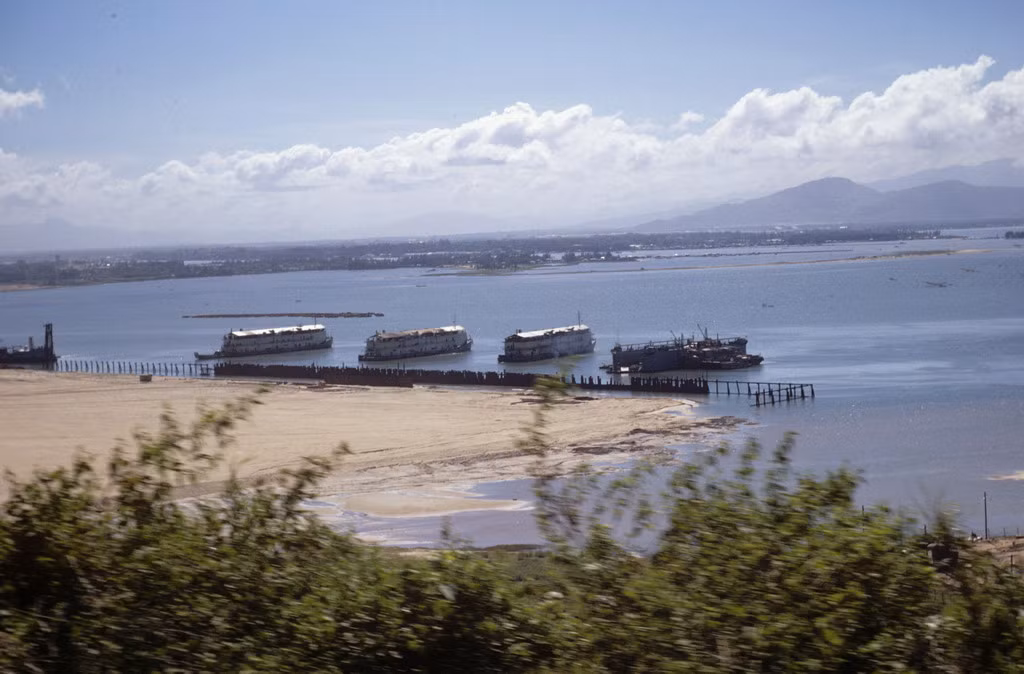 Khu doanh trại nổi của hải quân Mỹ gần cảng Tiên Sa. Ảnh: Ron Holder.