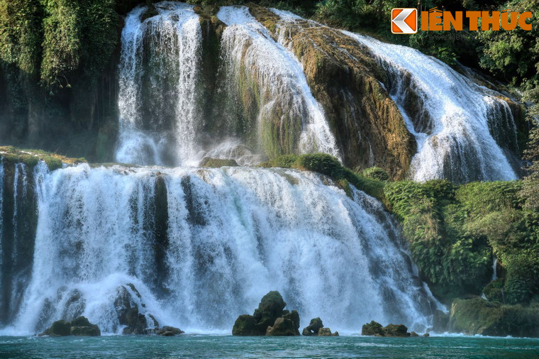 Diện mạo của thác vào từng mùa sẽ có nhiều sự khác nhau. Mùa mưa bắt đầu từ tháng 6 đến tháng 9, là thời điểm thác Bản Giốc hùng vĩ nhất với dòng nước tuôn nước ồ ạt, bọt tung trắng xóa.