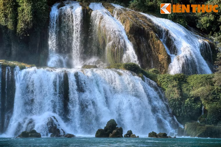 Diện mạo của thác vào từng mùa sẽ có nhiều sự khác nhau. Mùa mưa bắt đầu từ tháng 6 đến tháng 9, là thời điểm thác Bản Giốc hùng vĩ nhất với dòng nước tuôn nước ồ ạt, bọt tung trắng xóa.