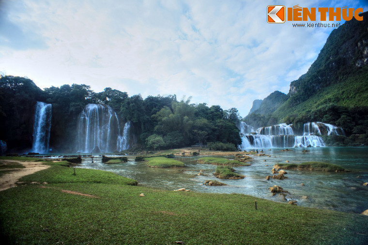 Thác được chia làm hai phần gồm thác chính và thác phụ với tổng chiều rộng là 208 mét.