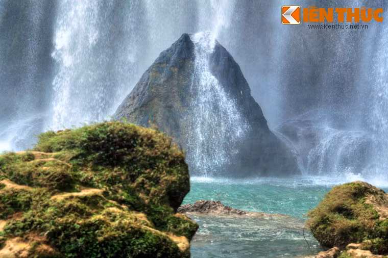 Đắm mình vào khung cảnh thiên nhiên tráng lệ ở nơi đây, du khách sẽ ngỡ như mình đã lạc vào một chốn địa đàng trần thế.