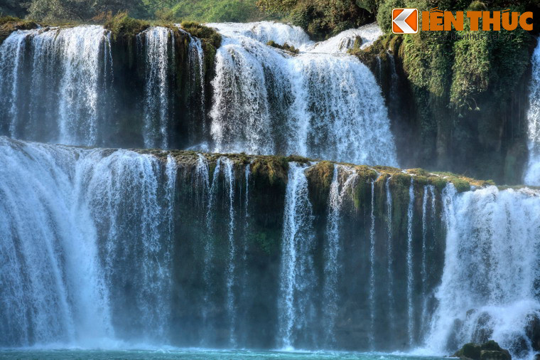 Dòng thác tuyệt đẹp của mảnh đất Cao Bằng được coi là một trong những địa danh mà mỗi người Việt có thể tự hào khi được ghé thăm dù chỉ một lần trong đời.
