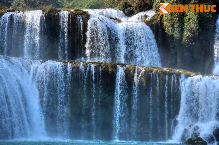 Dòng thác tuyệt đẹp của mảnh đất Cao Bằng được coi là một trong những địa danh mà mỗi người Việt có thể tự hào khi được ghé thăm dù chỉ một lần trong đời.