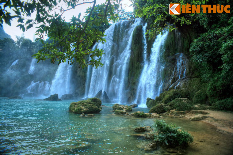 Phần thác phụ nằm phần ở phía Nam. So với thác chính, thác phụ cao hơn nhưng lưu lượng nước không lớn bằng.