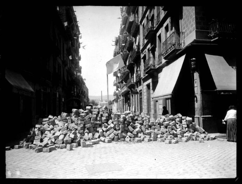 Hàng hóa được đổ ra để ngăn một con đường trong cuộc bạo loạn ở Barcelona, Tây Ban Nha thập niên 1910.