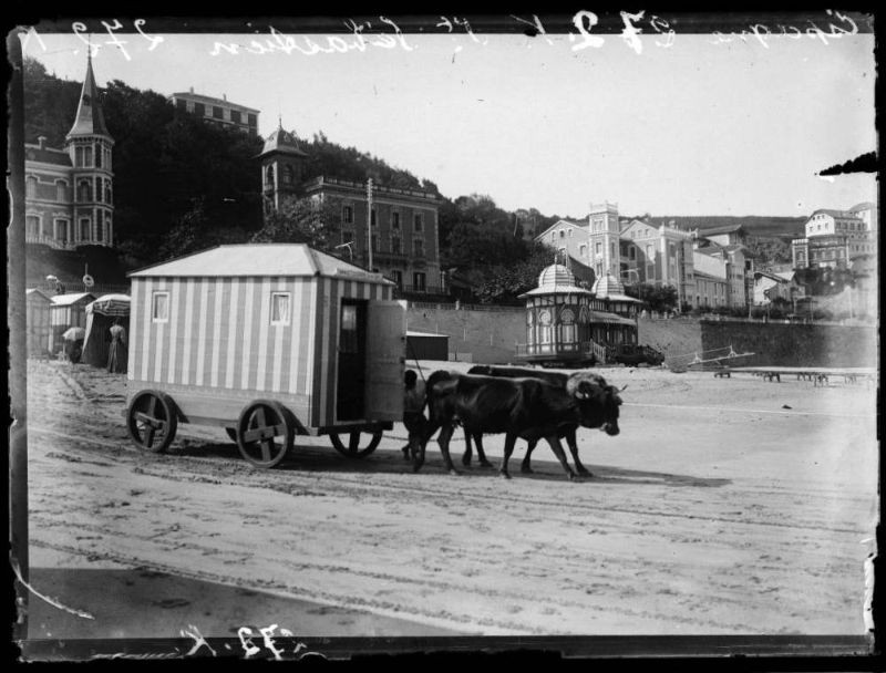 Xè bò kéo cabin nghỉ mát trên bãi biển San Sebastián.