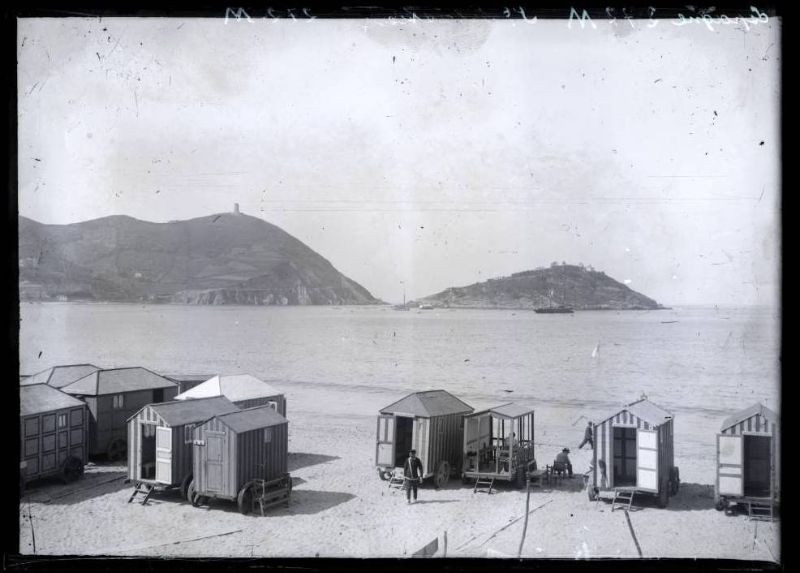 Các cabin của khách du lịch trên bãi biển San Sebastián.