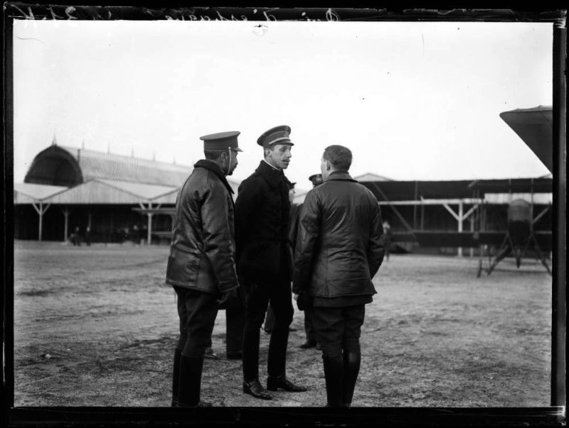 Vua Tây Ban Nha (giữa) tại một cơ sở không quân của Hoàng gia.