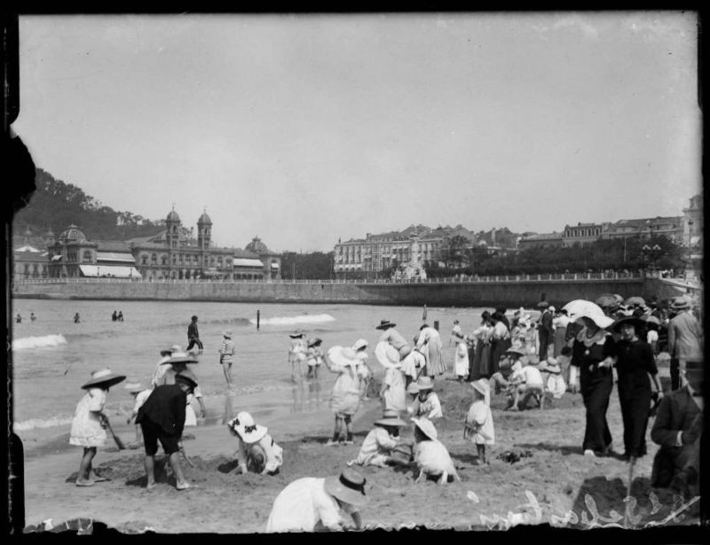 Trên bải biển ở San Sebastián, Tây Ban Nha 1908.