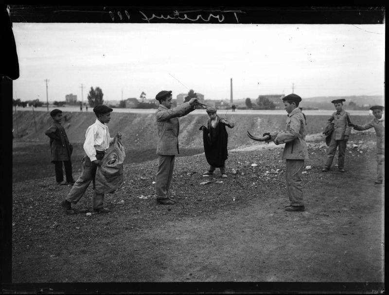 Những đứa trẻ chơi trò đấu bò, 1908.