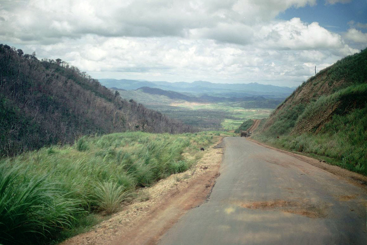 Hai bên đường là đồi núi hoang vắng, không một bóng người. Ảnh: 585thengrco.com.