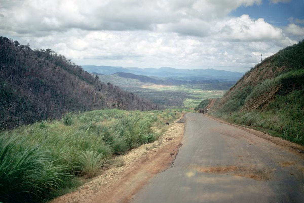 Hai bên đường là đồi núi hoang vắng, không một bóng người. Ảnh: 585thengrco.com.