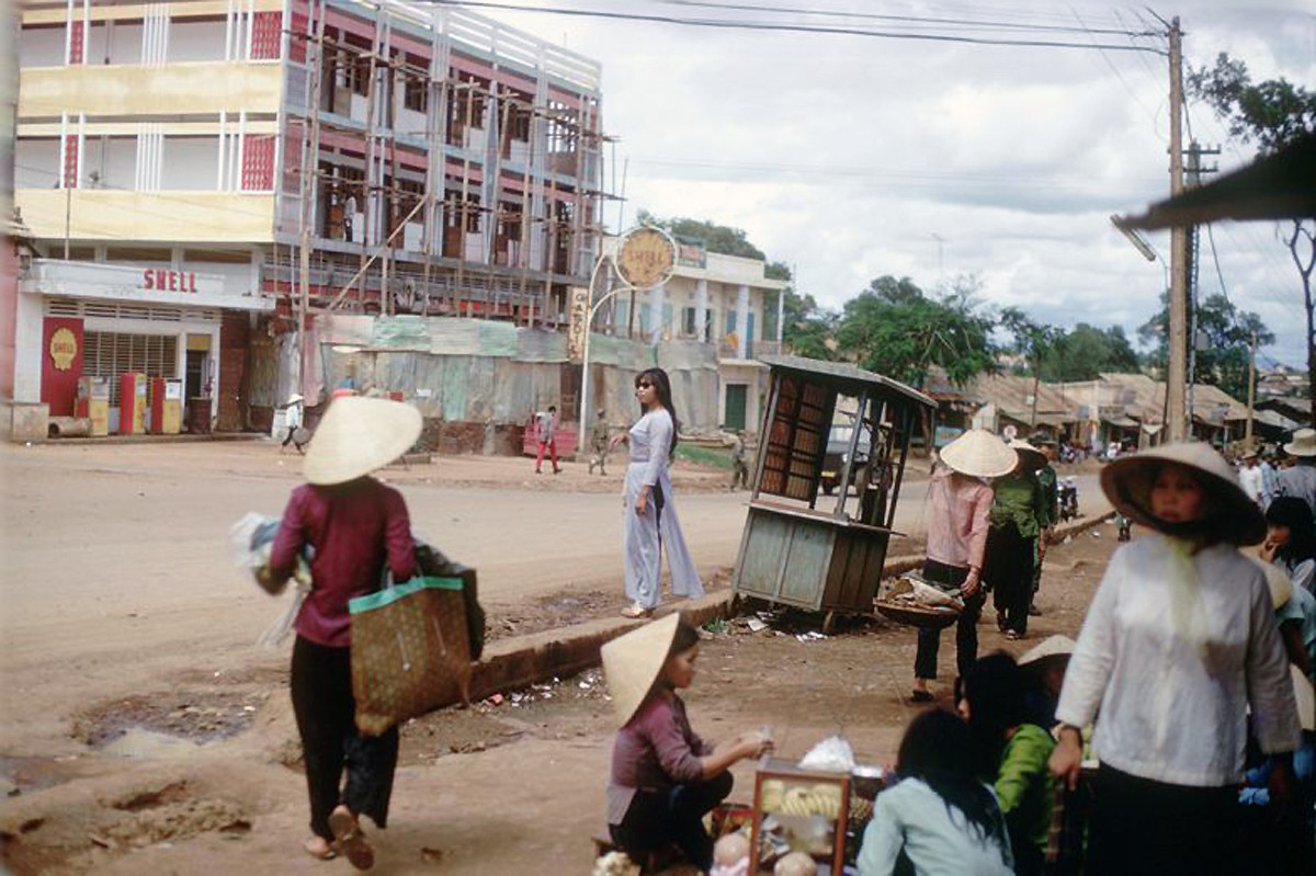 Bên ngoài chợ Pleiku. Ảnh: 585thengrco.com.