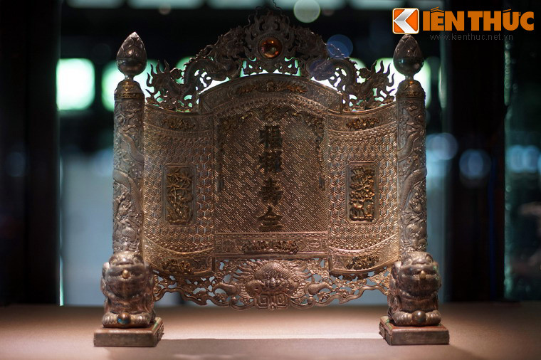 Trấn phong có chữ Phúc Lộc Thọ Toàn lằm bằng bạc. Cổ vật bằng bạc này được sử dụng trong hoàng cung nhà Nguyễn đầu thế kỷ 20. Hiện vật được trưng bày tại Bảo tàng Cổ vật Cung đình Huế.