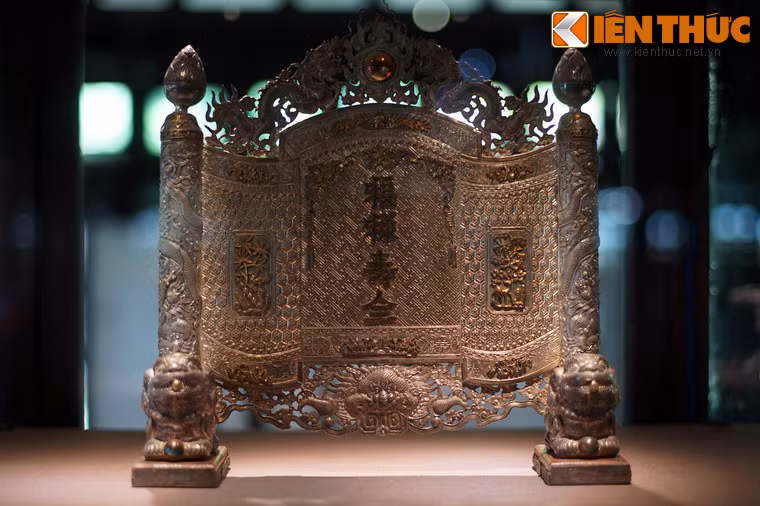 Trấn phong có chữ Phúc Lộc Thọ Toàn lằm bằng bạc. Cổ vật bằng bạc này được sử dụng trong hoàng cung nhà Nguyễn đầu thế kỷ 20. Hiện vật được trưng bày tại Bảo tàng Cổ vật Cung đình Huế.