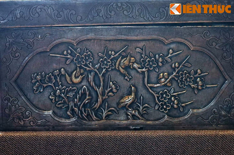 Hình ảnh chim và hoa được chạm trên thành hộp.